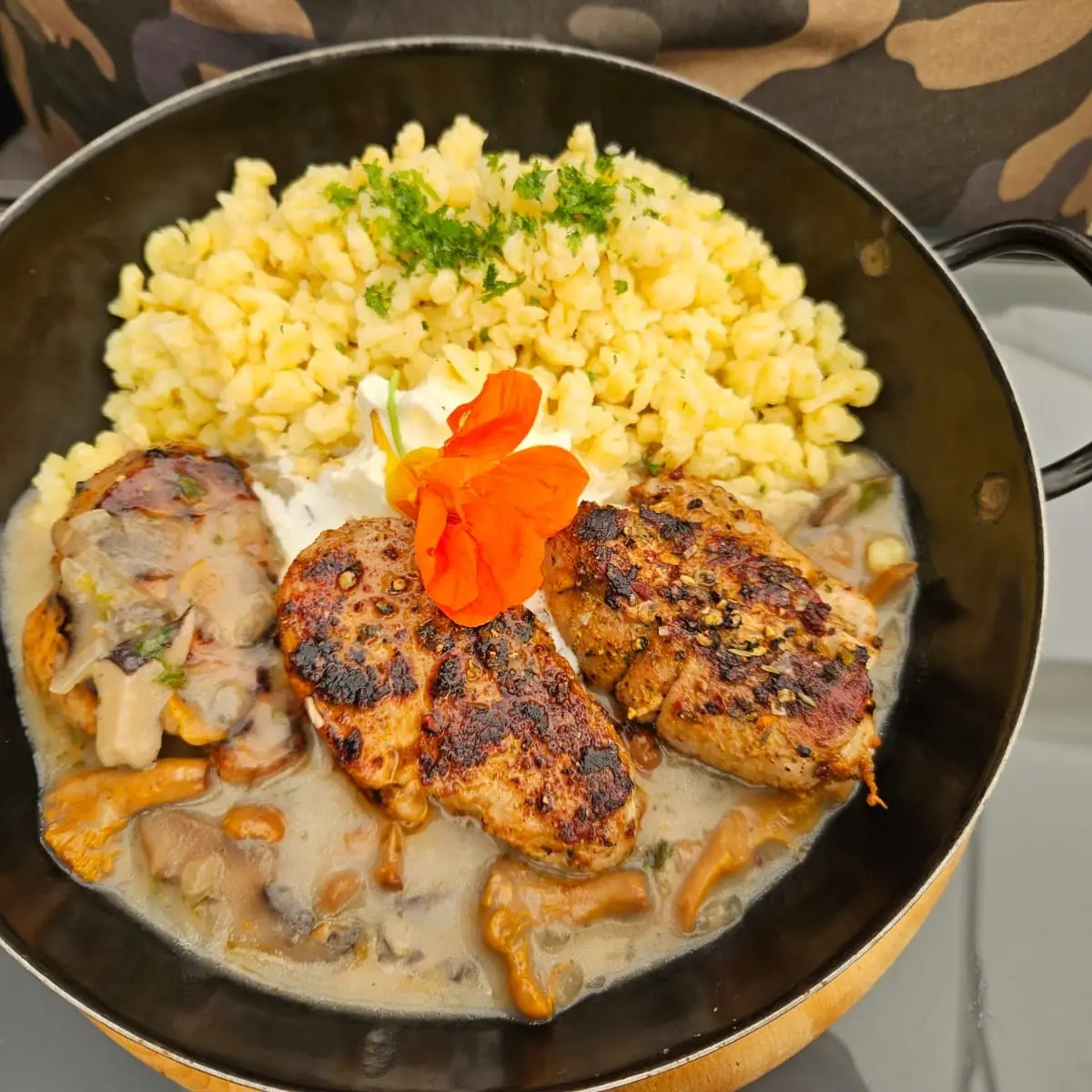 Echopfandl Mit Schweinemedaillons Spätzle Und Eierschwammerlnsauce