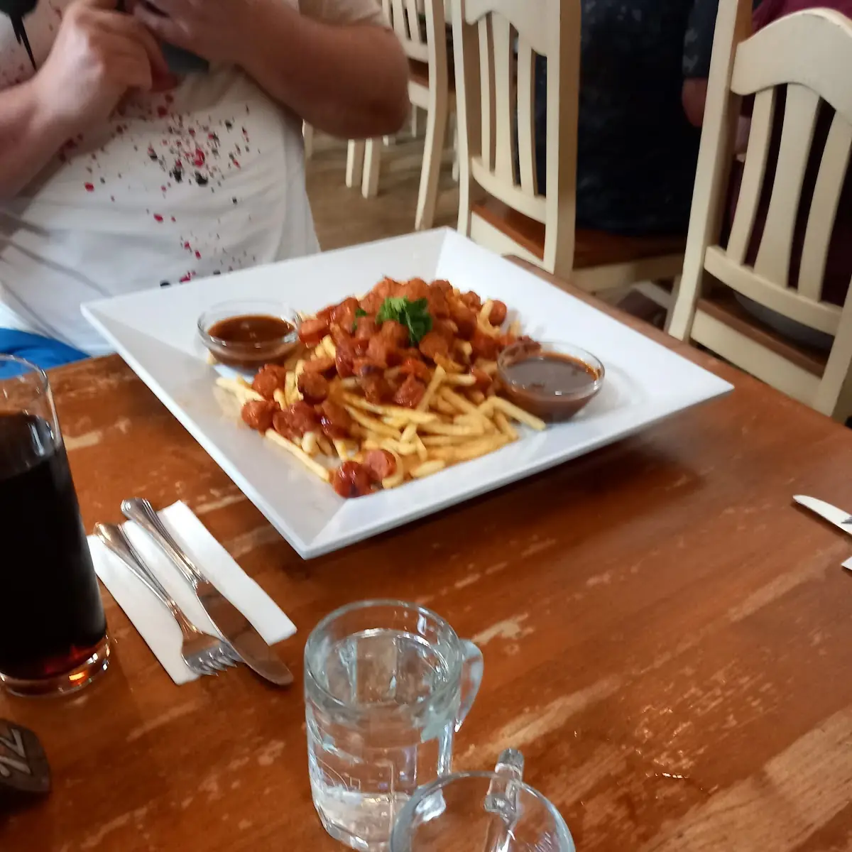 Riesencurrywurst Mit Pommes