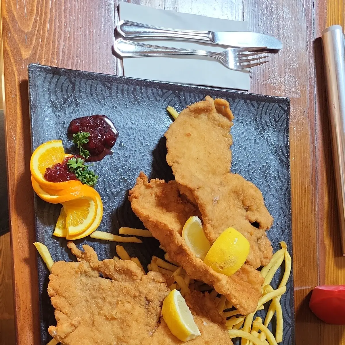 Wiener Schnitzel Mit Pommes Und Kartoffelsalat