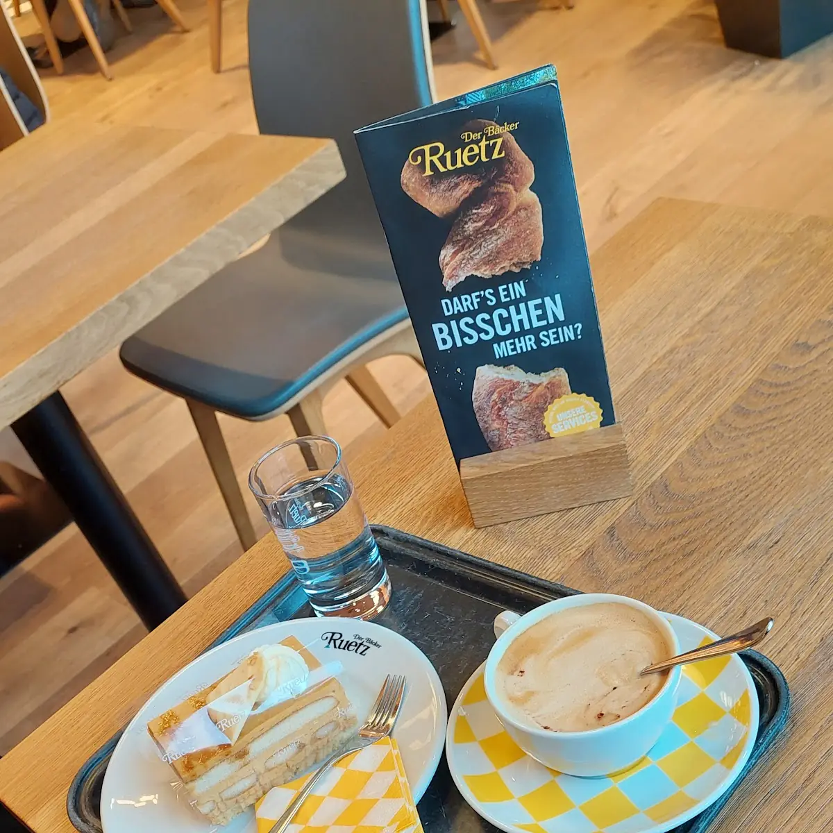 Tiramisuschnitte Und Cappuccino