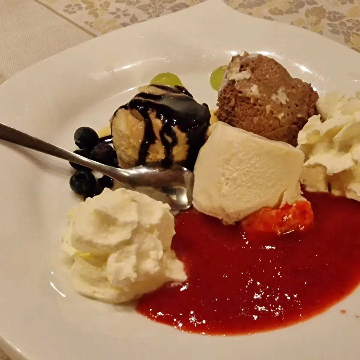 Variation Von Joghurtknödeln Malakoff-knödel Und Schokoladenmousse