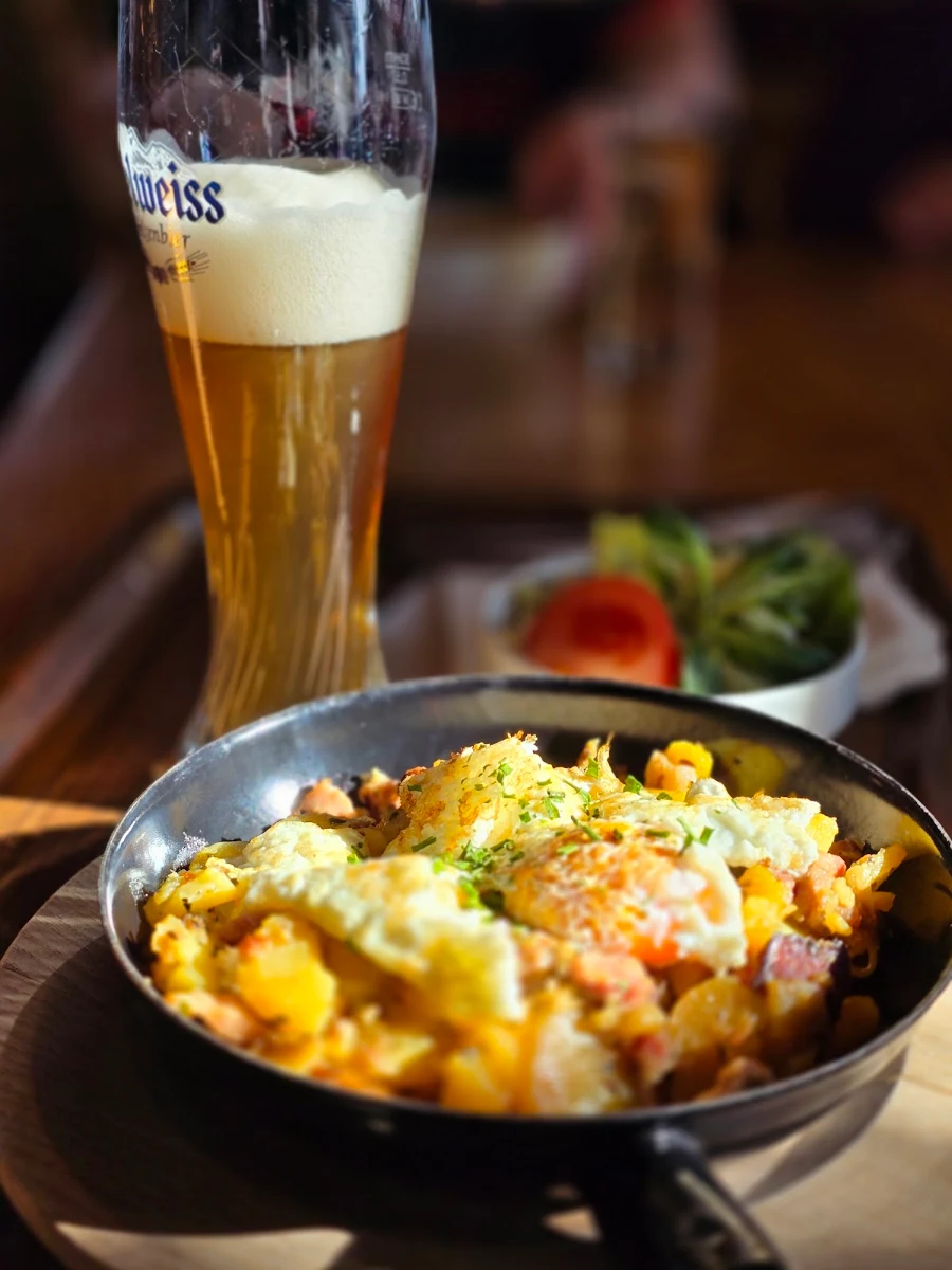 Kasnock 'n Mit Bierkäse Und Gemischtem Salat