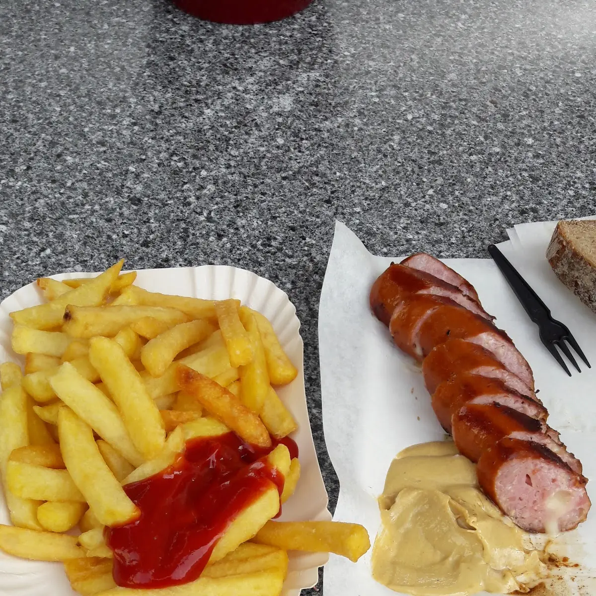 Käsekrainer Mit Pommes Groß