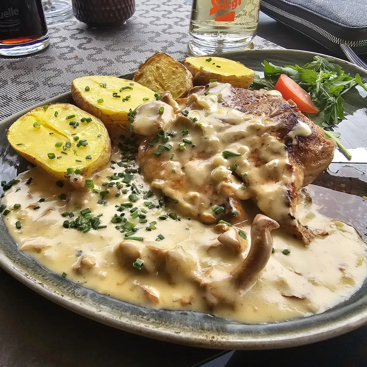 Schweinenackensteak Mit Kartoffeln Und Pfifferlingsoße