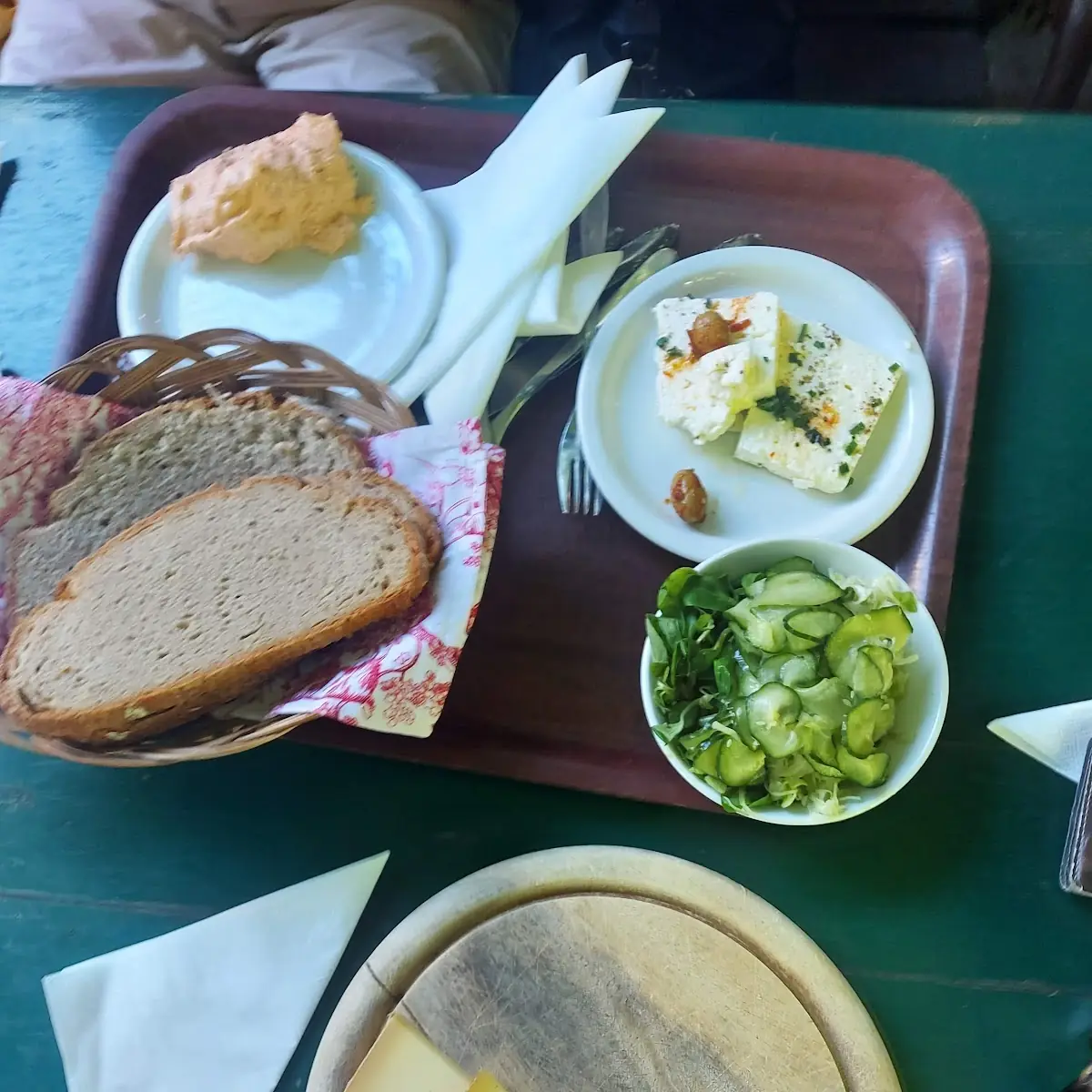 גבינות וסלט ירוק