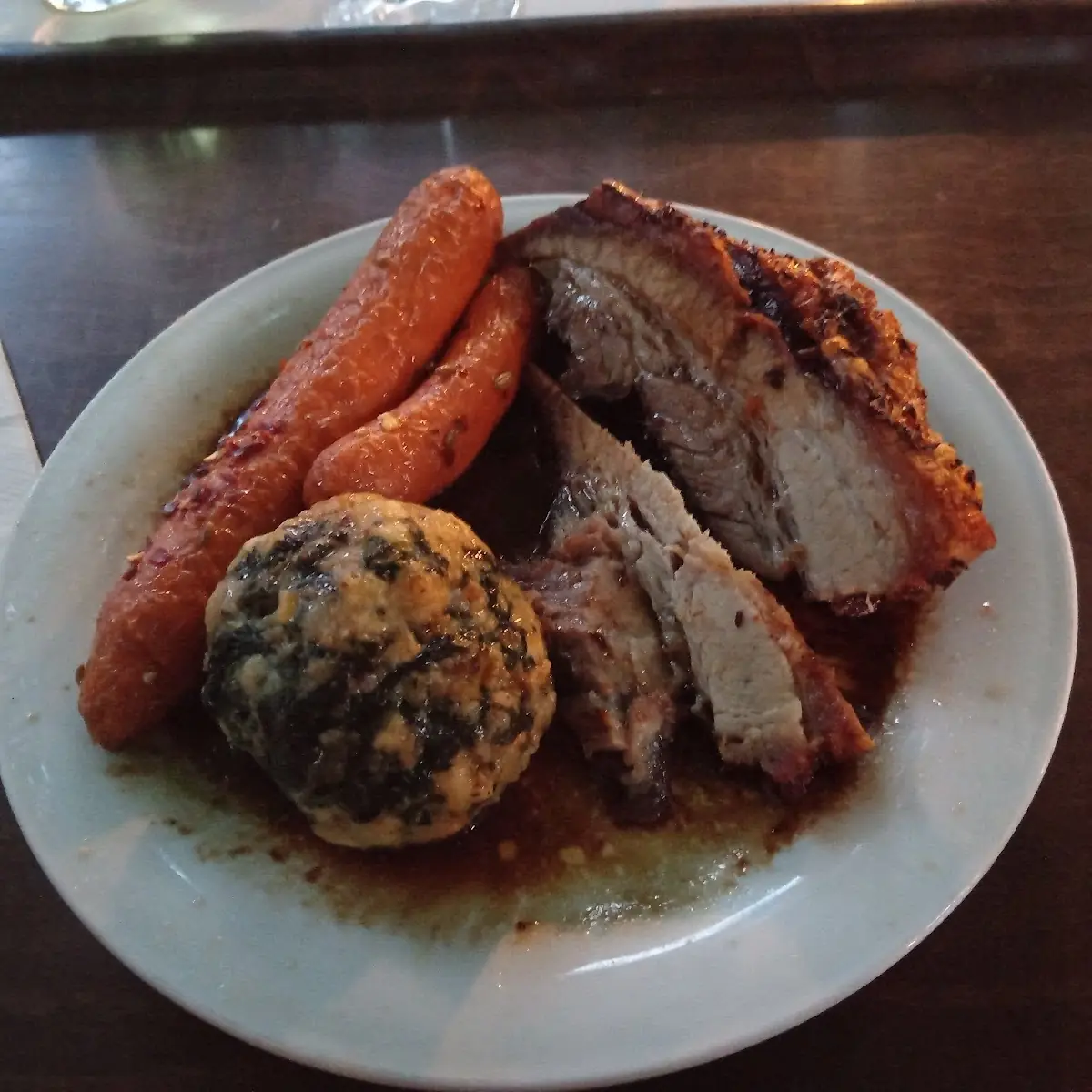 Kümmelbraten Mit Spinatknödel Und Ofenkarotten Vom Büfett