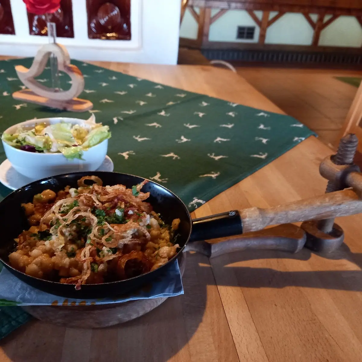 Käsespätzle Und Gemischter Salat