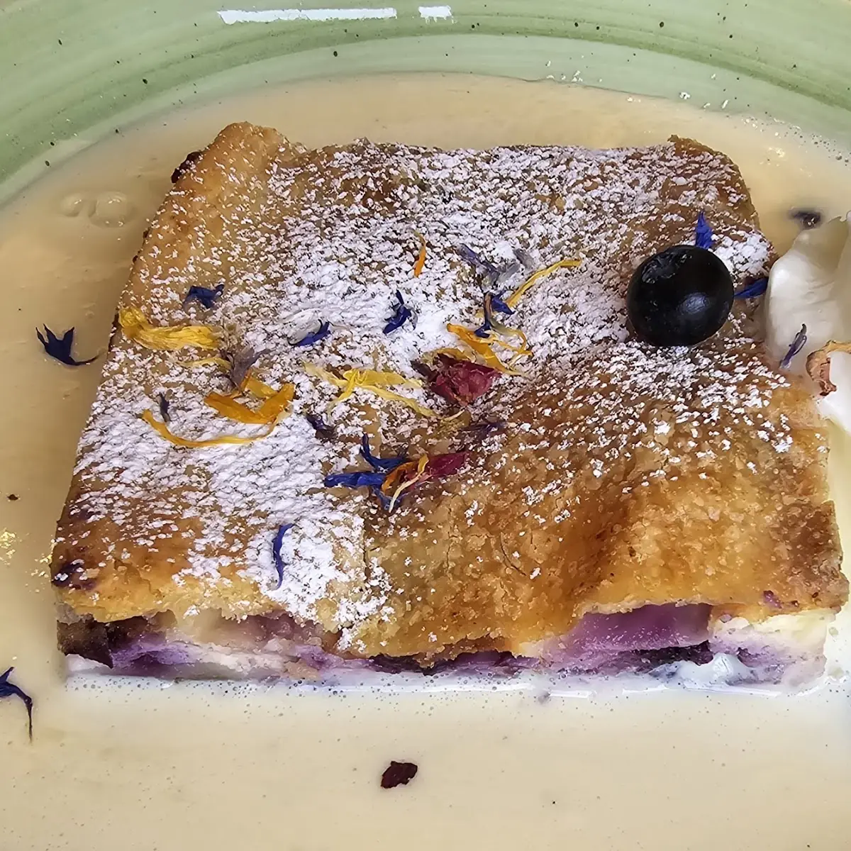 Ausgezogener Heidelbeerstrudel