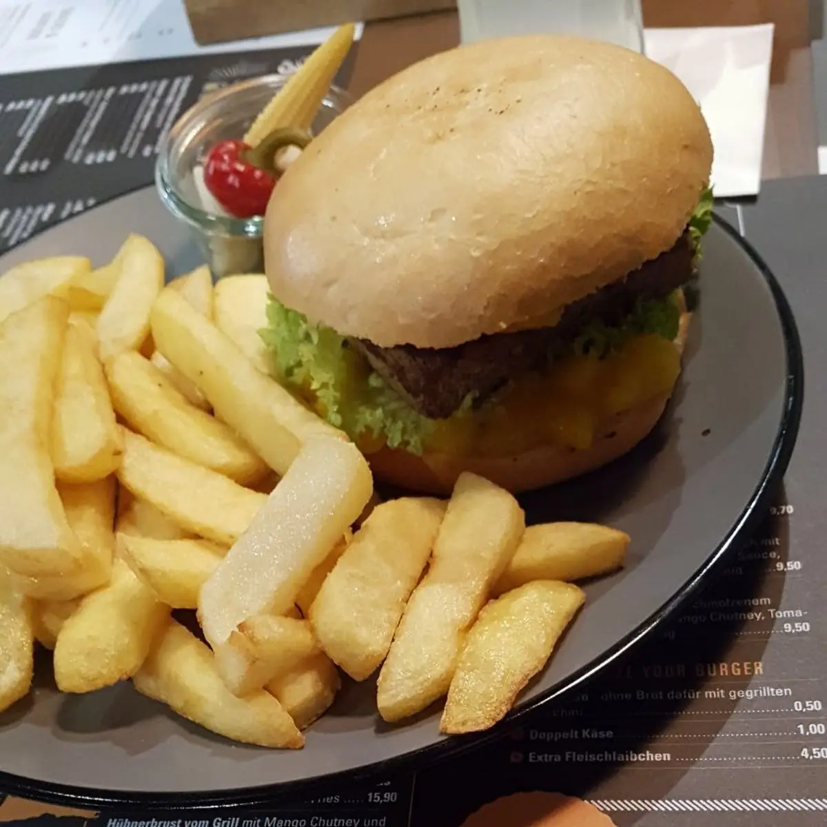 Cheeseburger Mit Steakhouse Pommes
