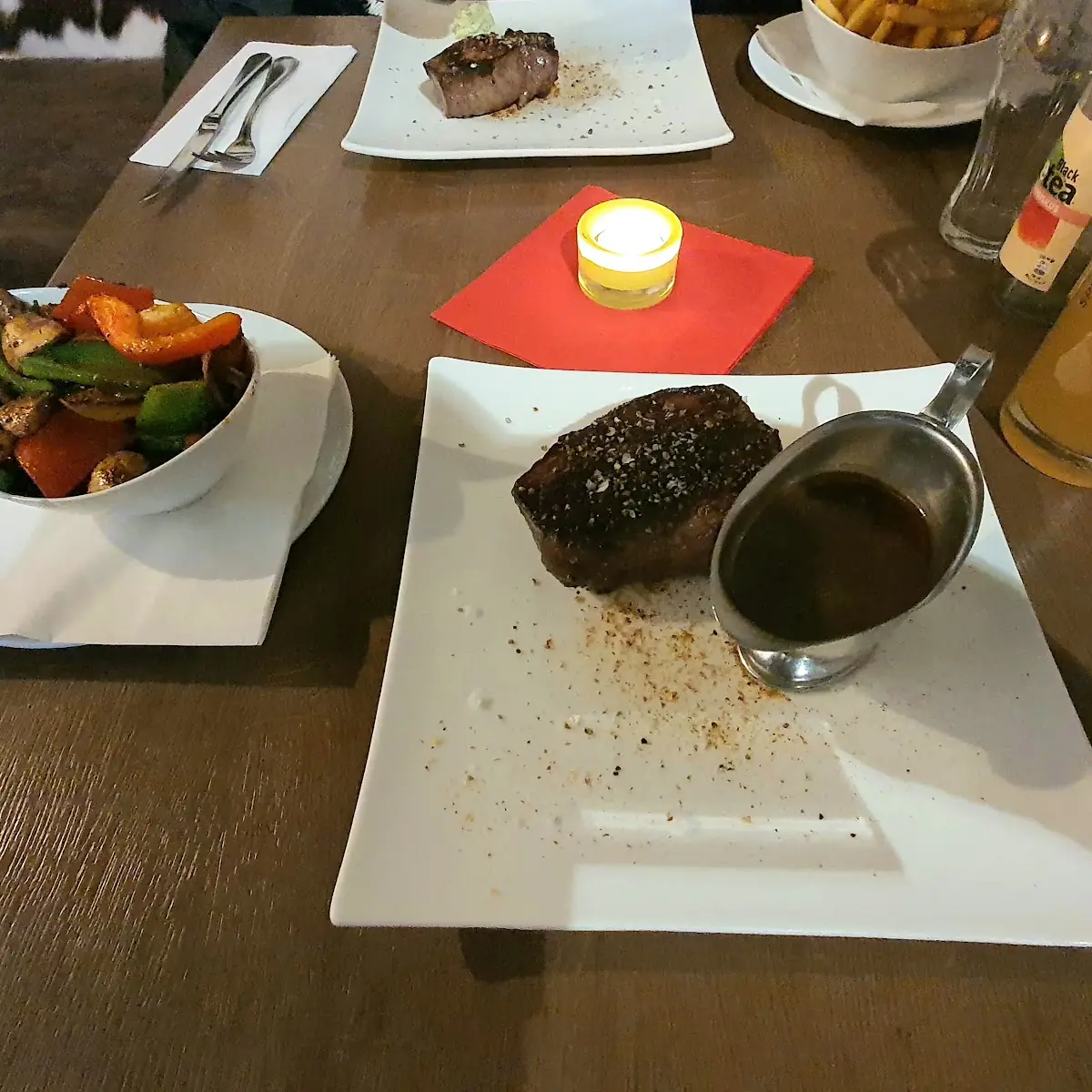 Hüftrumpfsteak 300 G Mit Grillgemüse Und Pfeffersauce