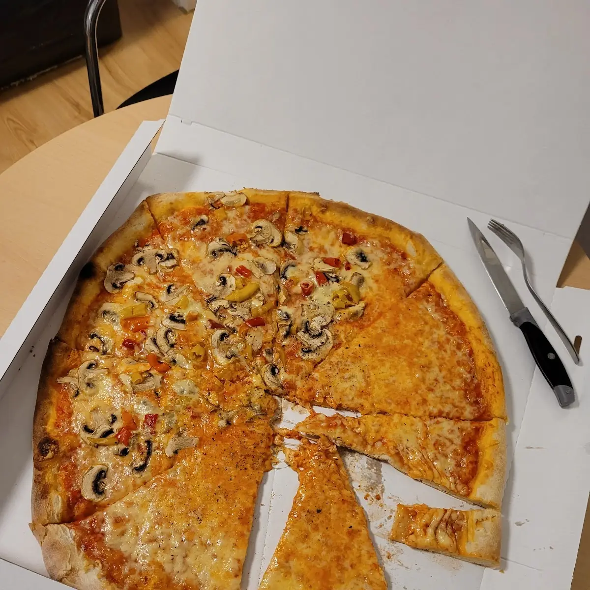 Hälfte Margherita Hälfte Funghi