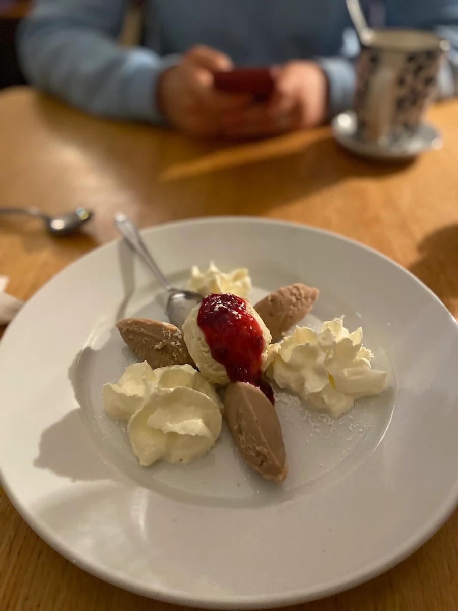 Maronicreme Mit Vanilleeis Preiselbeeren Und Schlagobers