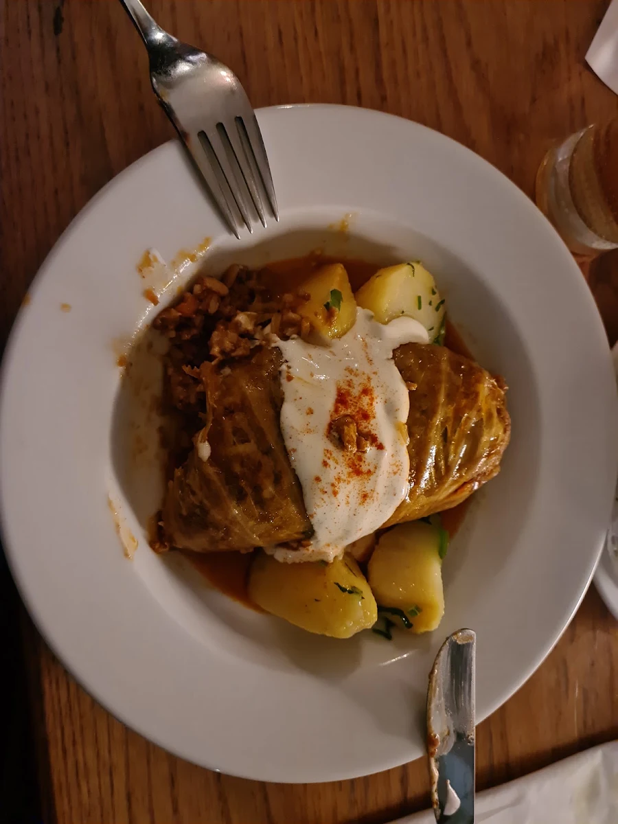 Sarma -serbische Krautroulade M Petersilkartoffeln & Rahm