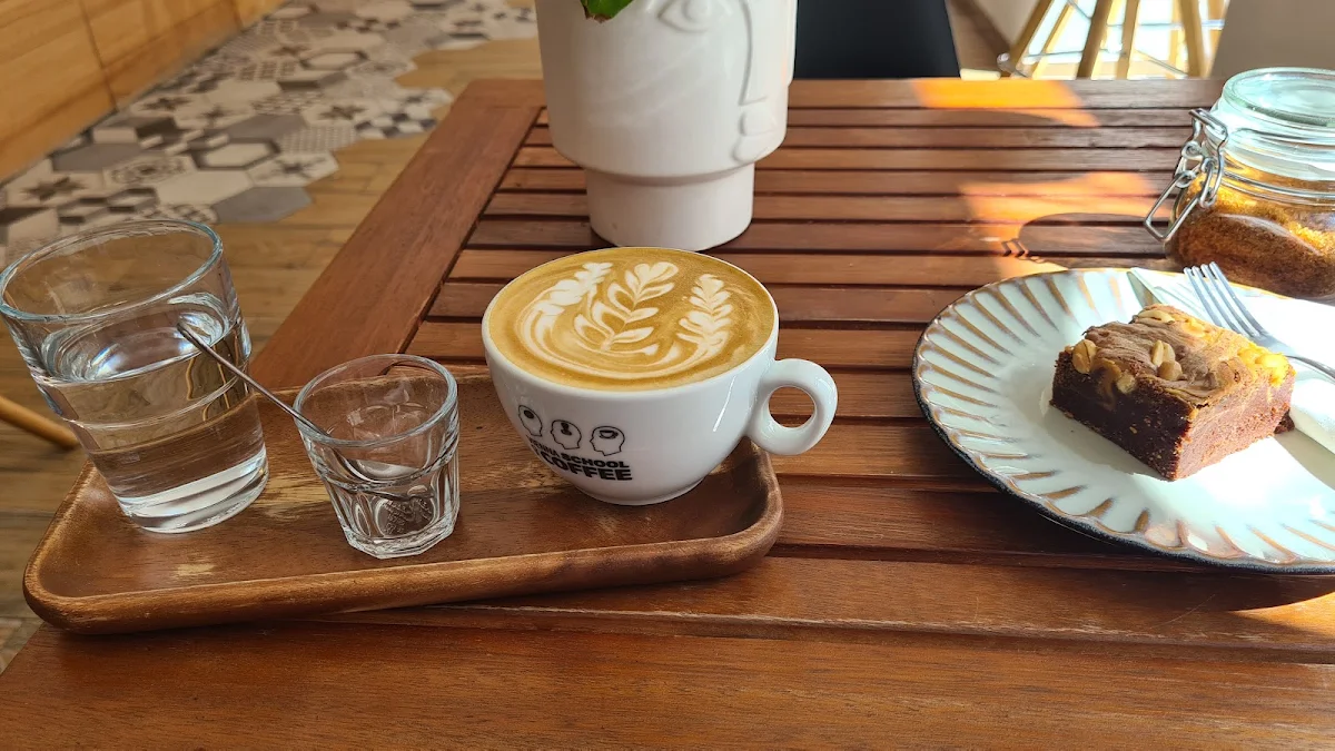 Cafe Latte Und Brownie Mit Erdnussbutter