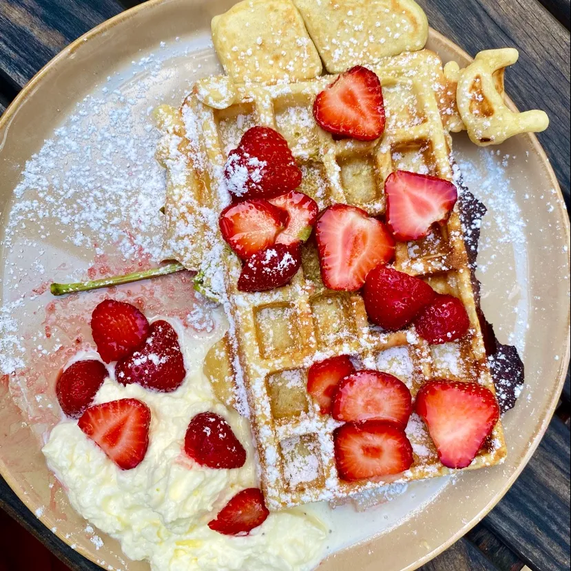 Waffel Mit Beeren Und Schlagobers