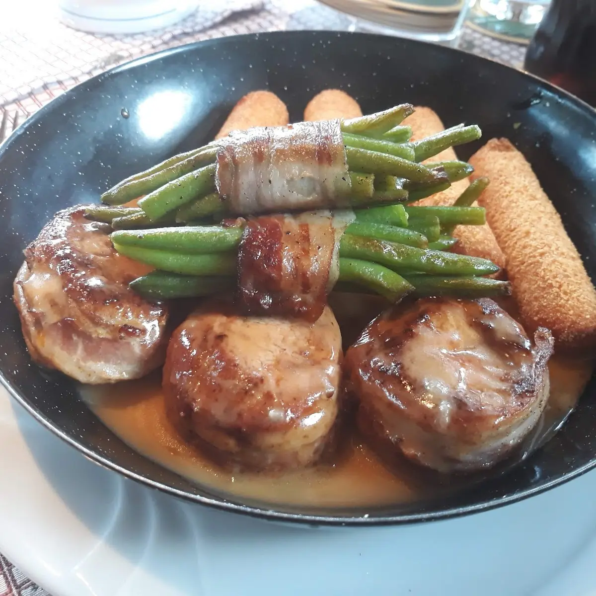 Lungenbraten Mit Speckfisolen Und Kroketten