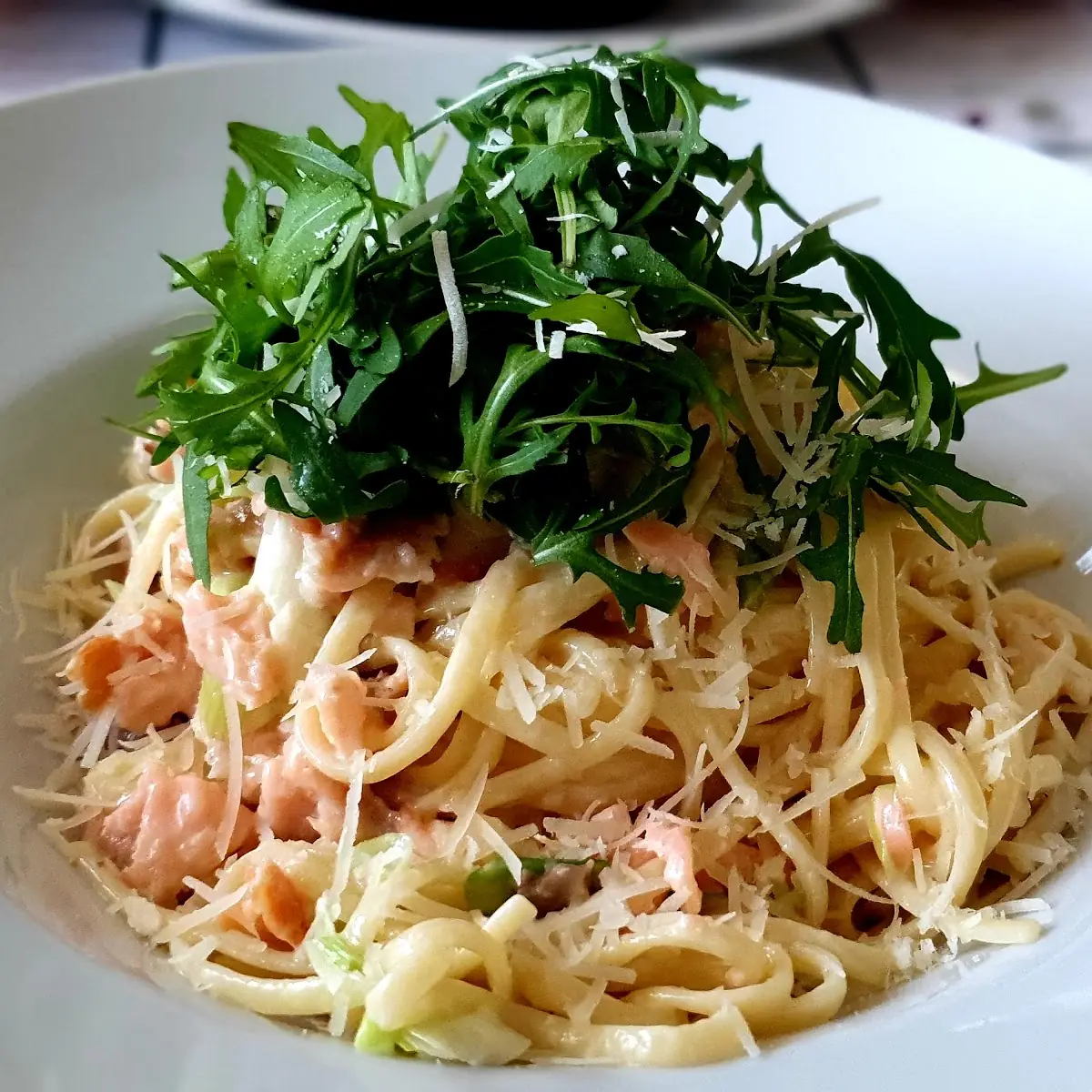 Cremige Linguine Mit Räucherlachs Jungzwiebeln Und Rucola