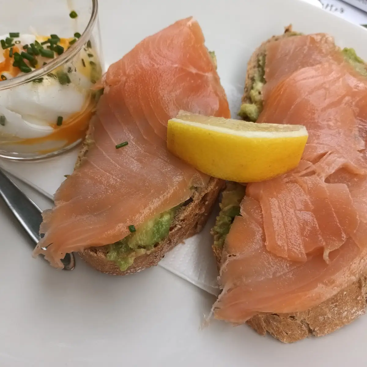 Karottenbrot Mit Avocado Und Lachs Und 2 Rühreier Im Glas