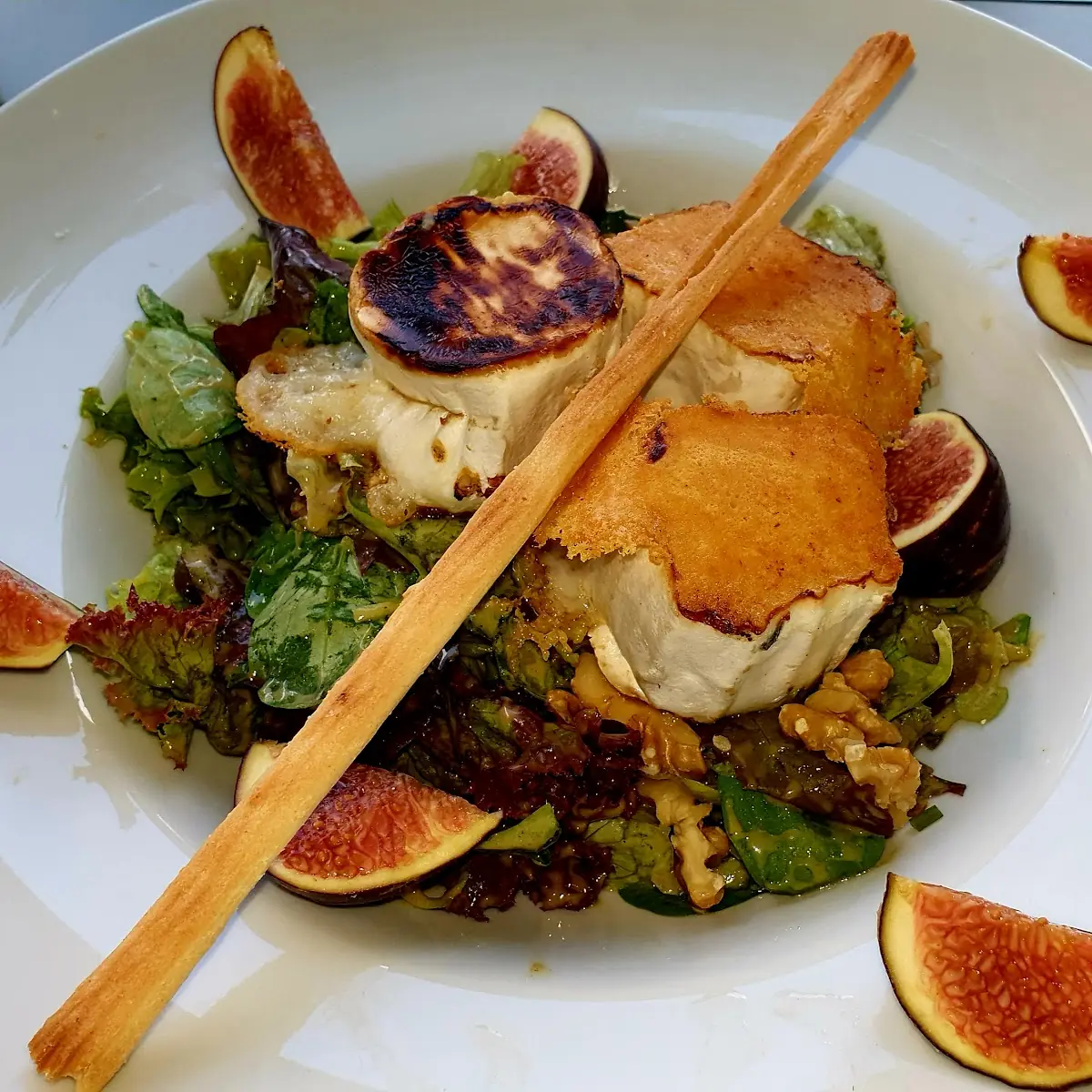 Salat Mit Karamellisiertem Ziegenkäse Nüssen Und Feigen