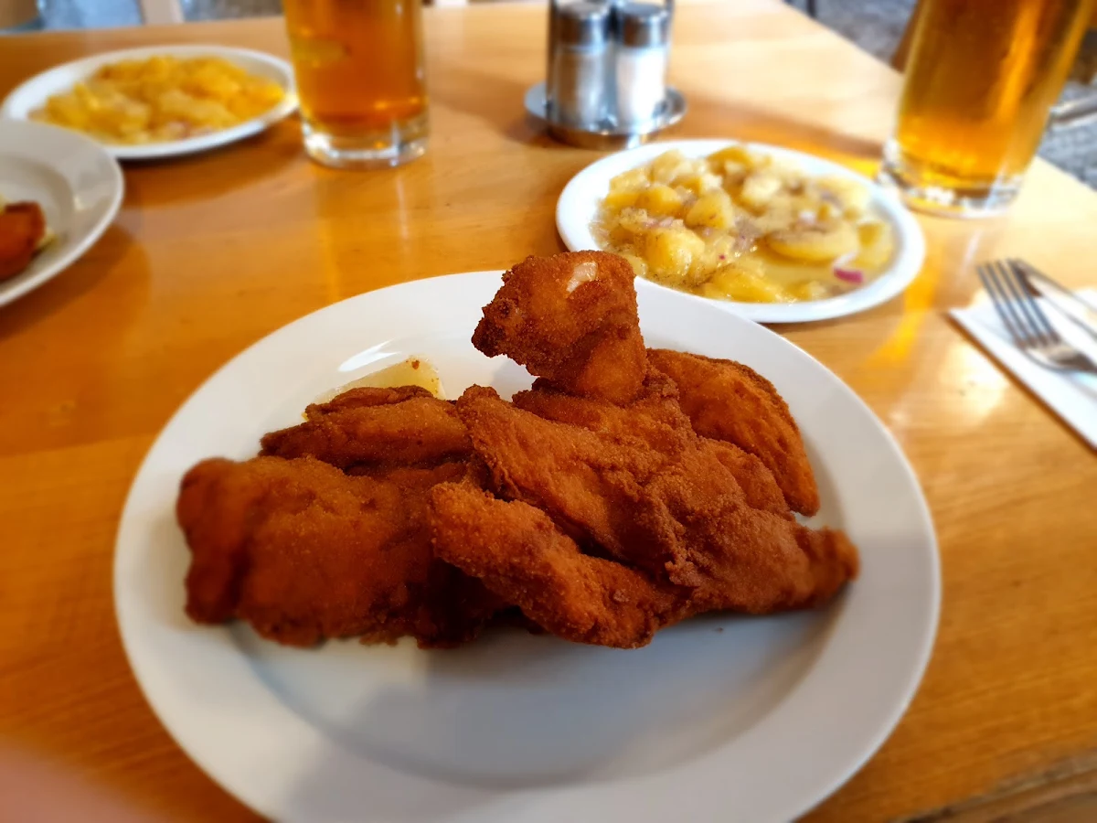 Ausgelöstes Backhuhn Mit Kartoffelsalat