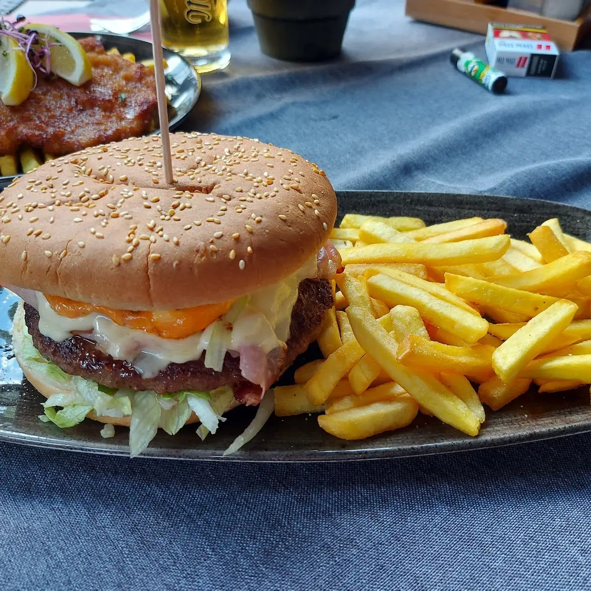 Burger Mit Speck Und Pommes Frites