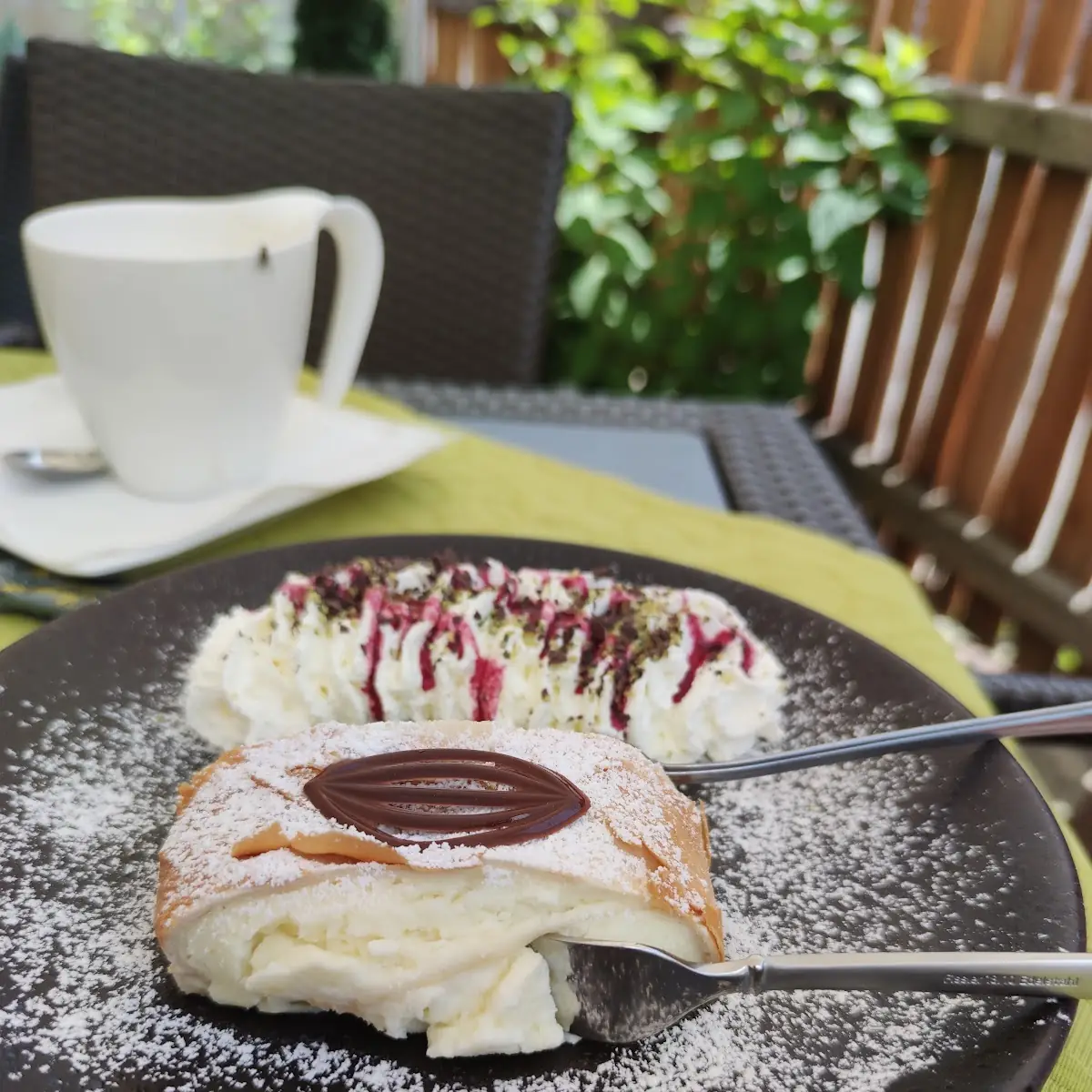 Topfenstrudel Mit Sahne