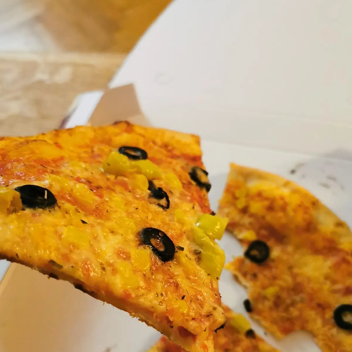 Pizza Mit Oliven Und Pfefferoni