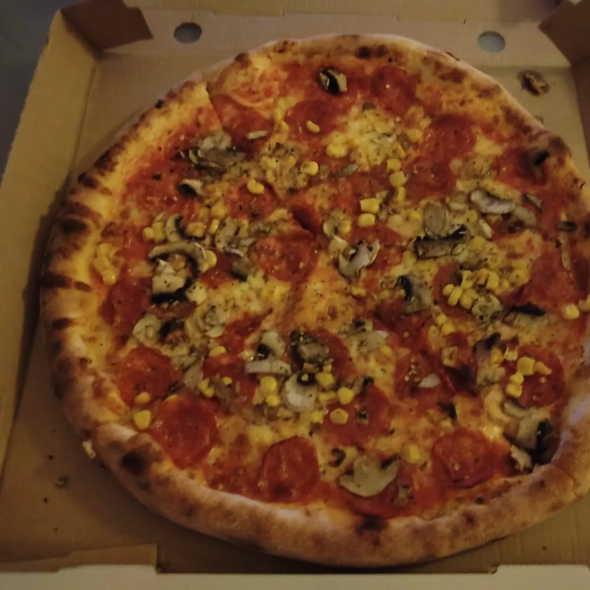 Scharfe Napoli Salami Pizza Mit Chili Und Extra Zutaten