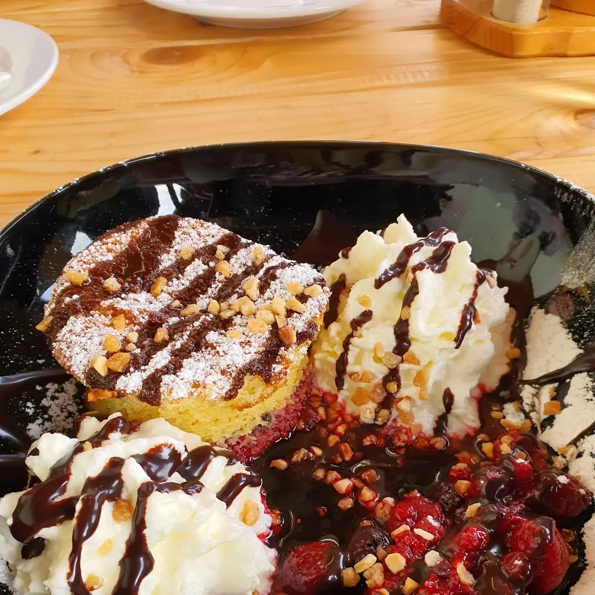 Nachspeise Browny Mit Früchten Und Schoksauce