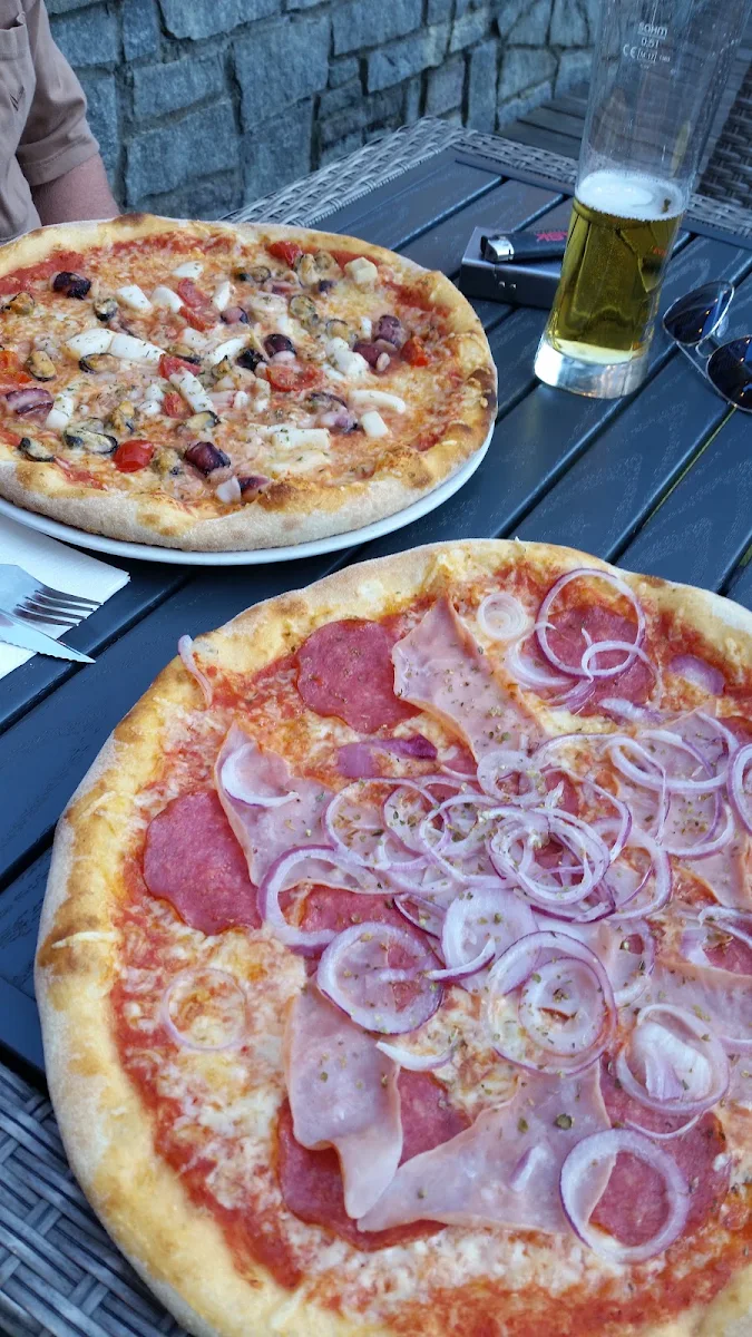 Pizza Mit Meeresfrüchte Und Die 2 Pizza Ist Eine Diavola