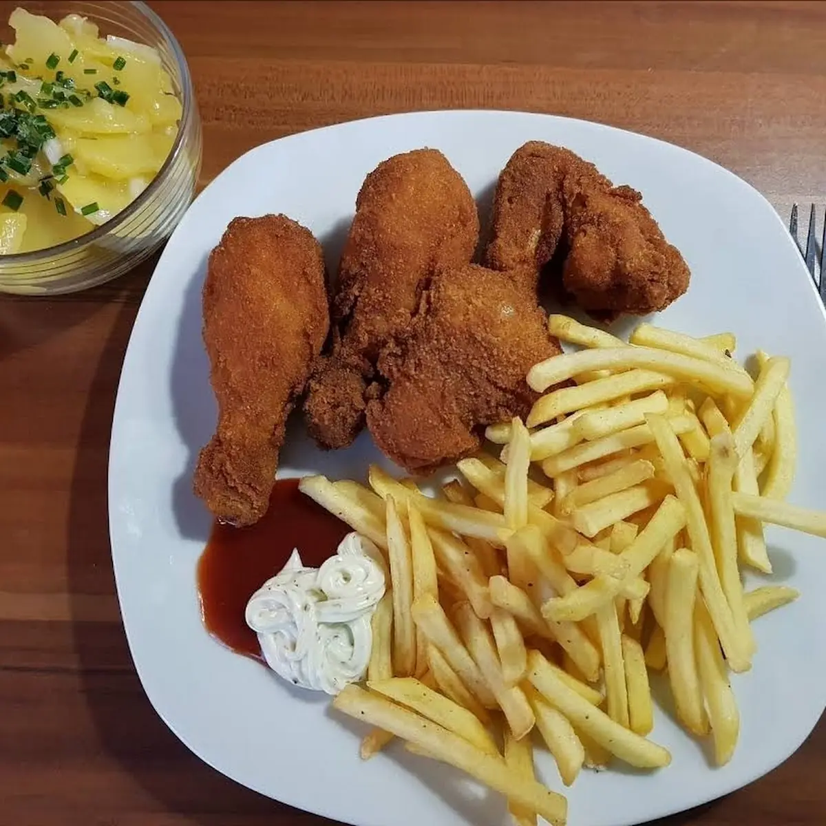 Backhenderl Mit Pommes & Kartoffelsalat
