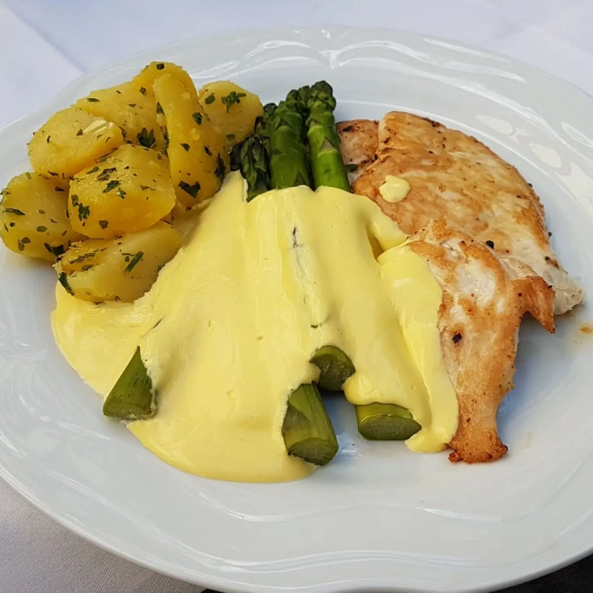 Hühnerbrust Mit Spargel Und Petersilkartoffeln