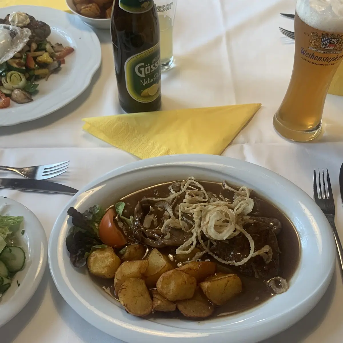 Zwiebelrostbraten Mit Bratkartoffeln Und Salat