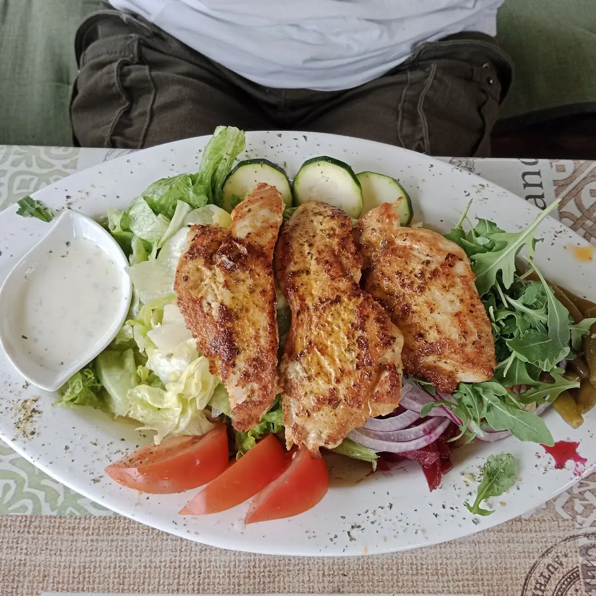 Gegrilltes Hühnerfilet Auf Salatteller