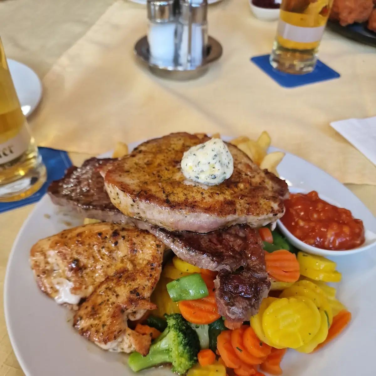 Grillteller Mit Pommes Und Gemüse