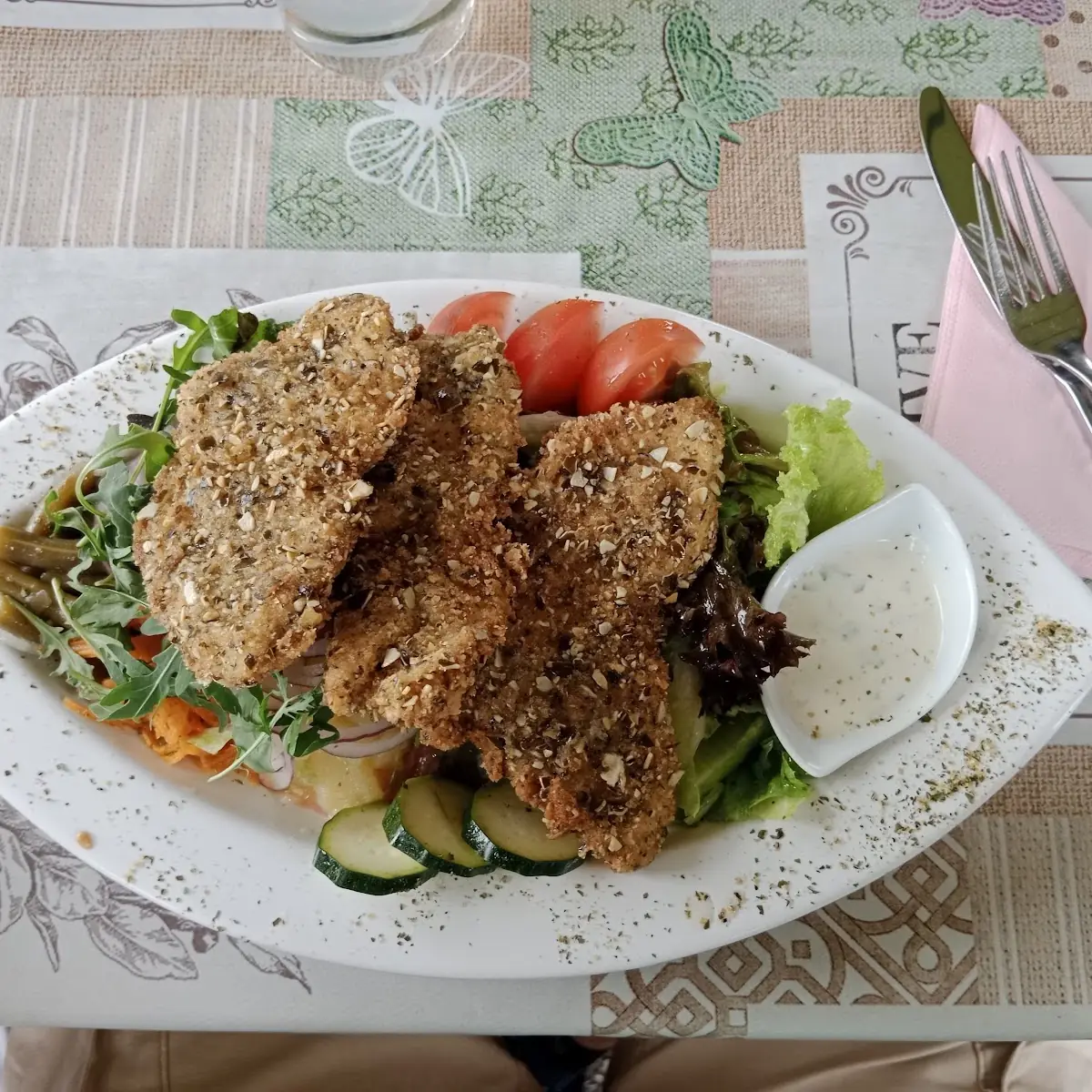 Huhn In Krubispanier Auf Salat