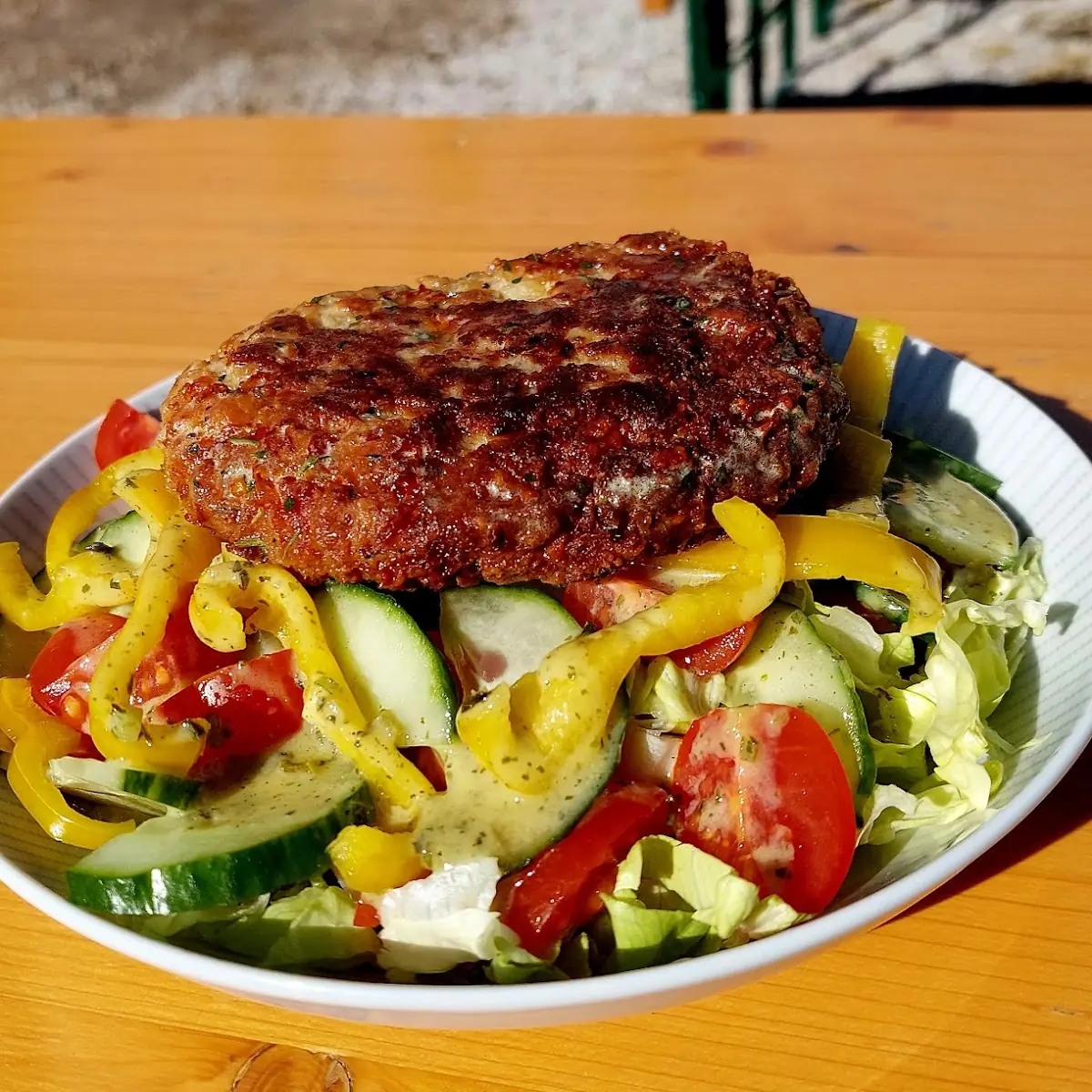 Gebackener Käse Mit Kraut Karotten Gurken Und Brot