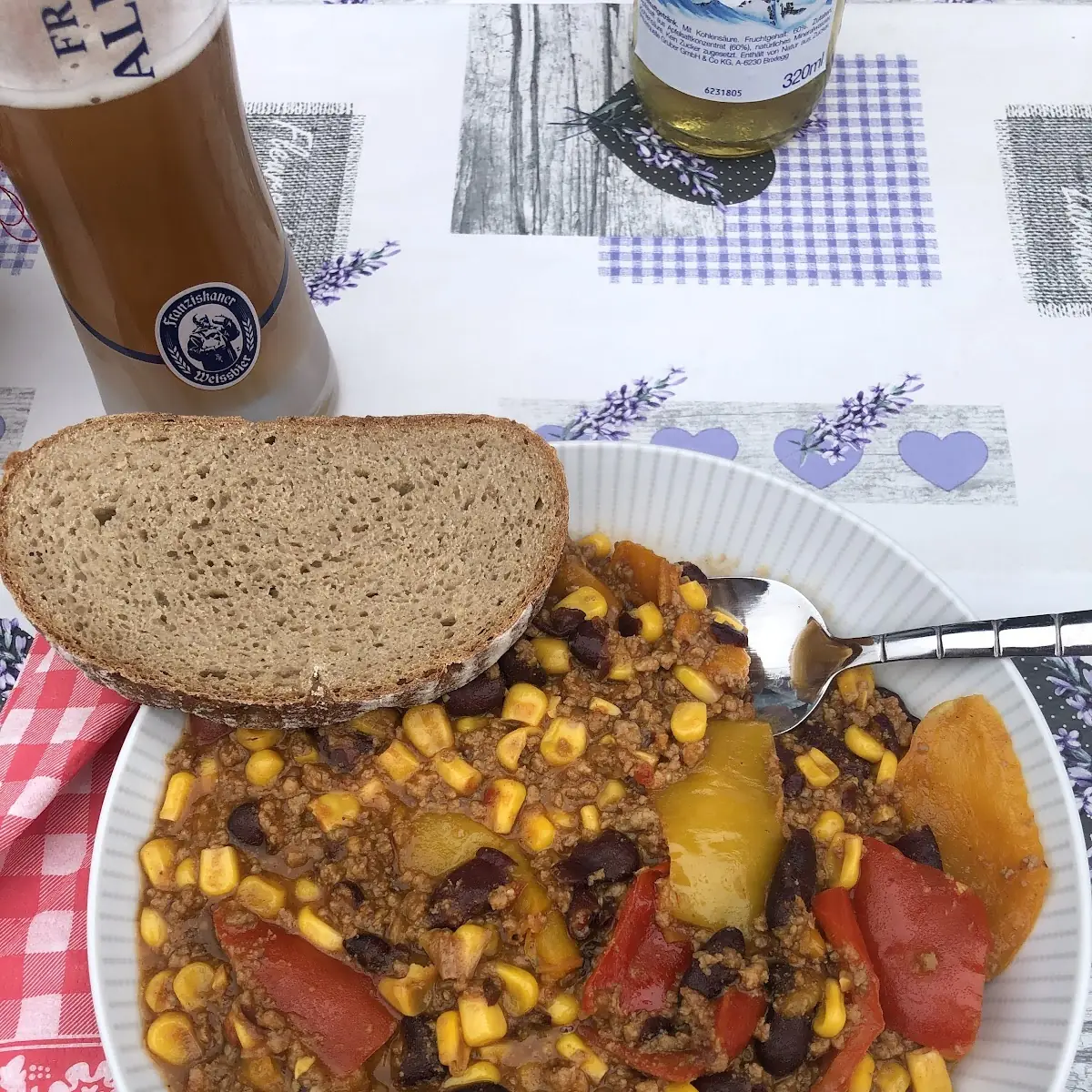 Linsensuppe Mit Würstel Und Brot Hausgemacht