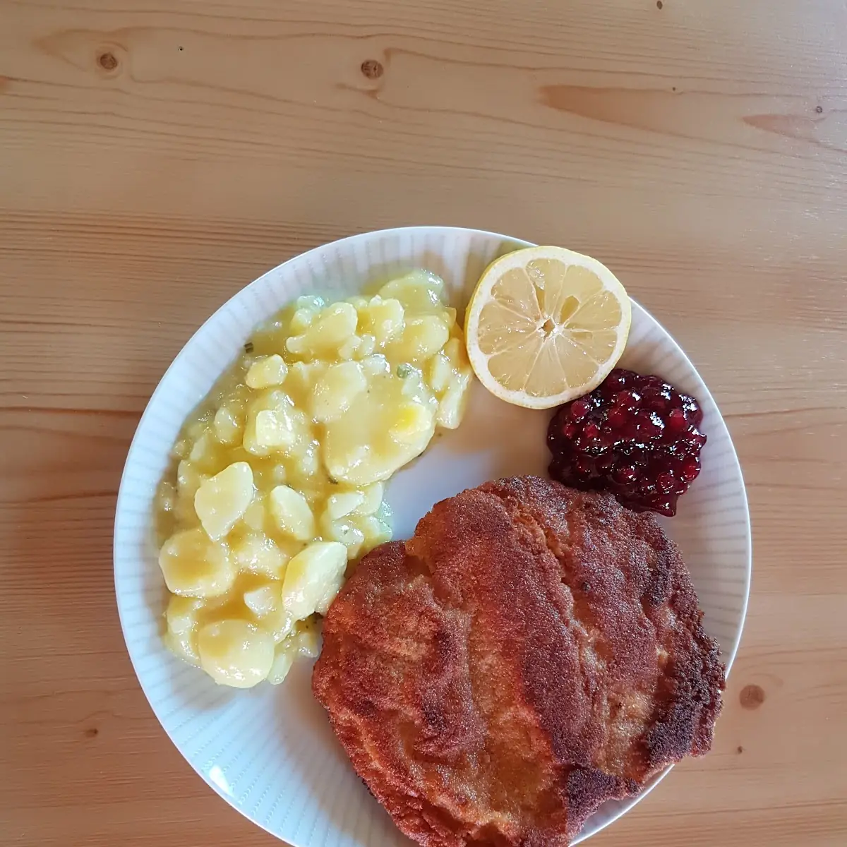 Schnitzel Vom Schwein Im Butterschmalz Gebacken Und Erdäpfelsalat