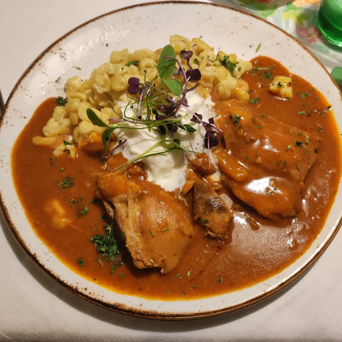 Bio Hühnerkeulen Ausgelöst In Rahmiger Paprikasauce Mit Hausgemachten Eierspätzle