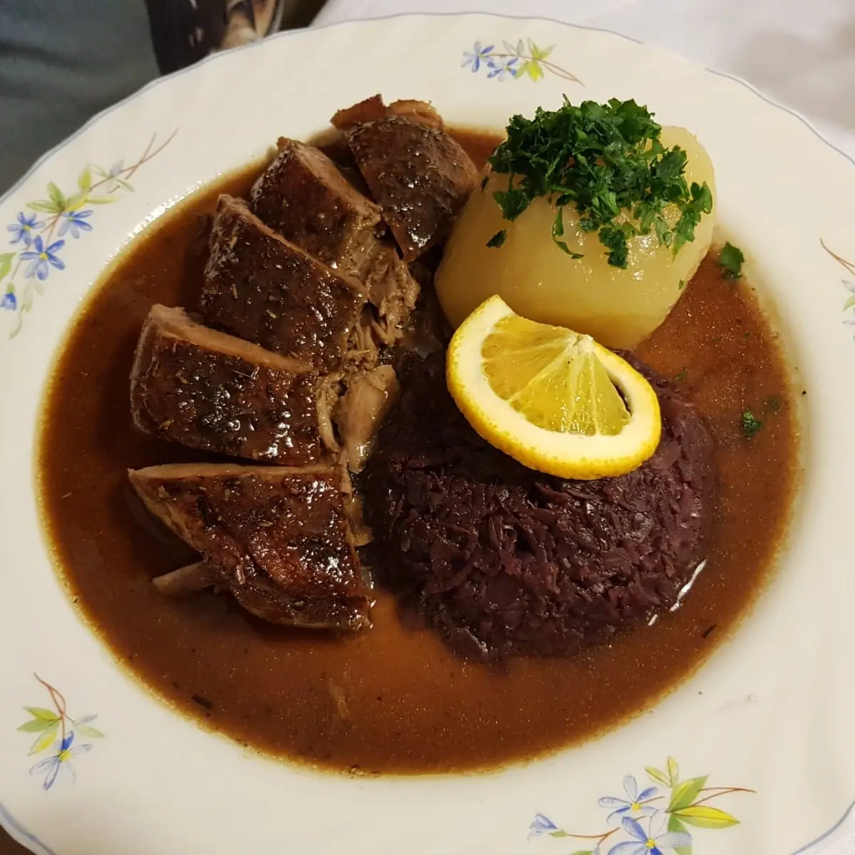 Gans Rotkraut Und Kartoffelknödel