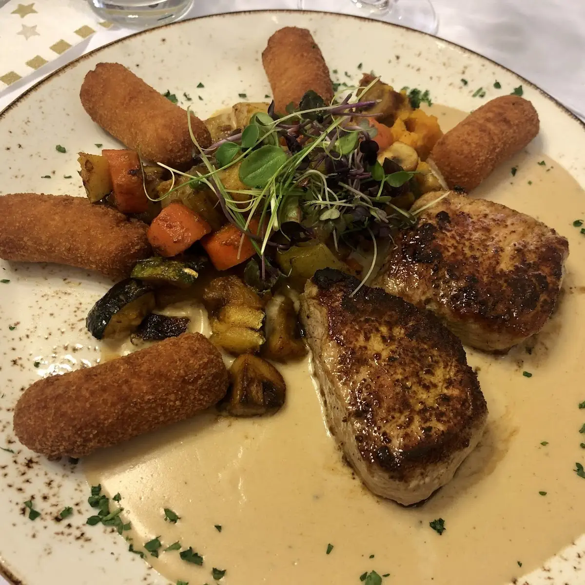 Schweinemedallions In Pfefferrahmsauce Mit Hausgemachten Kroketten Und Gemüse