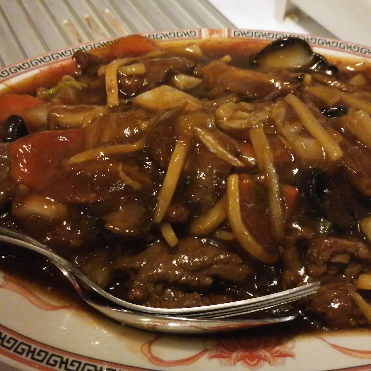 Rindfleisch Mit Bambu Und Pilzen