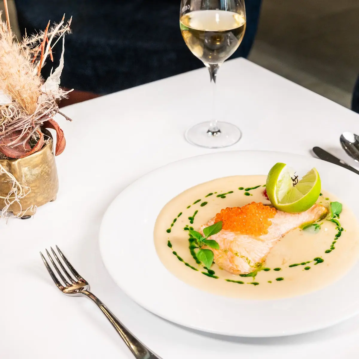 Lachsfilet In Oberssauce Mit Kaviar