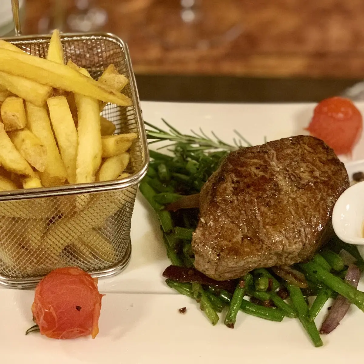 Rinderfilet Pommes Gemüse Kräuter Butter