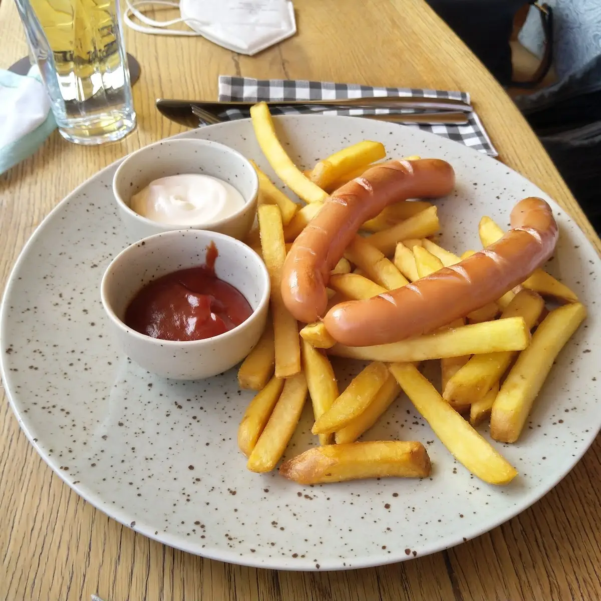 Würstel Mit Pommes