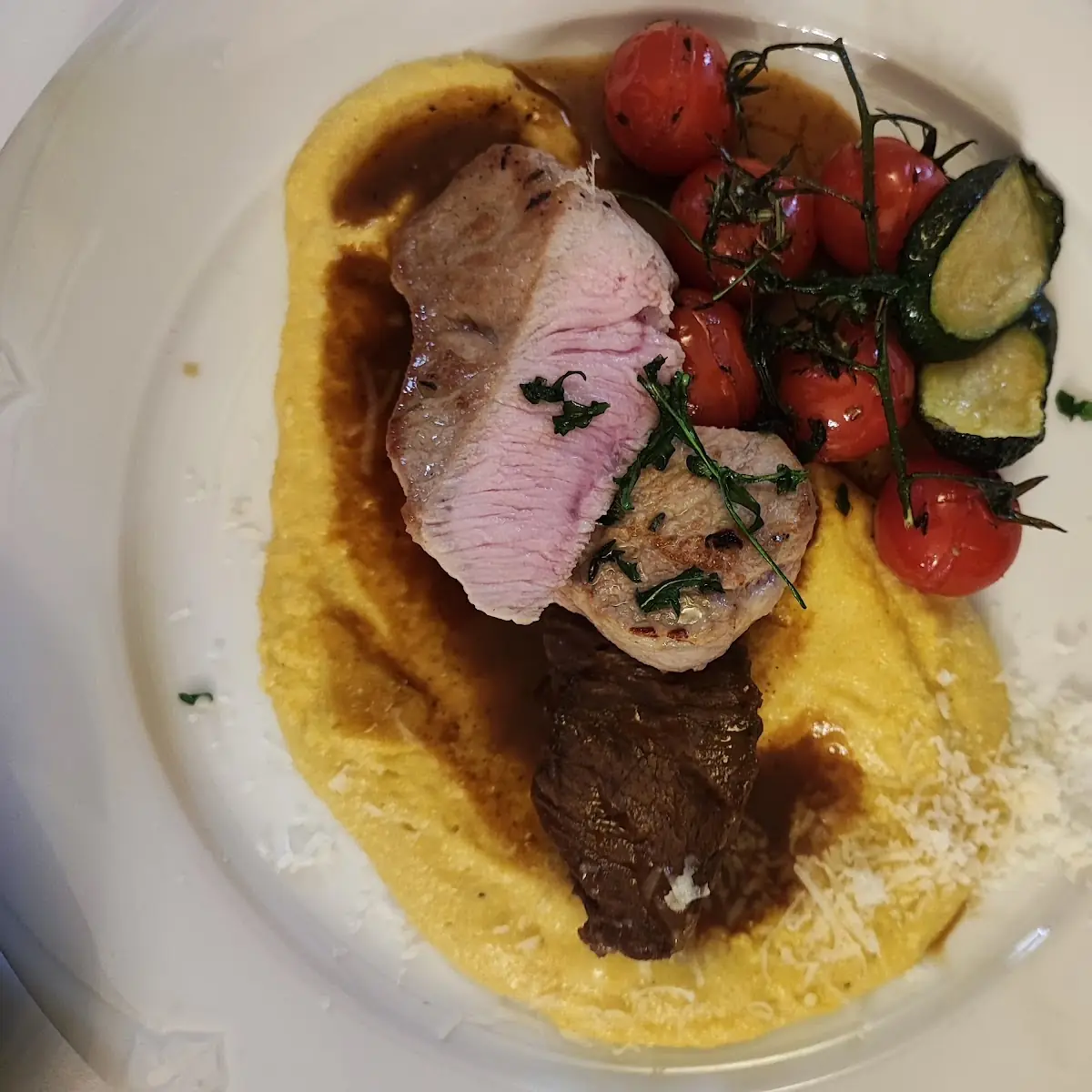 Roastbeef Und Schweinsbackerl Auf Polenta