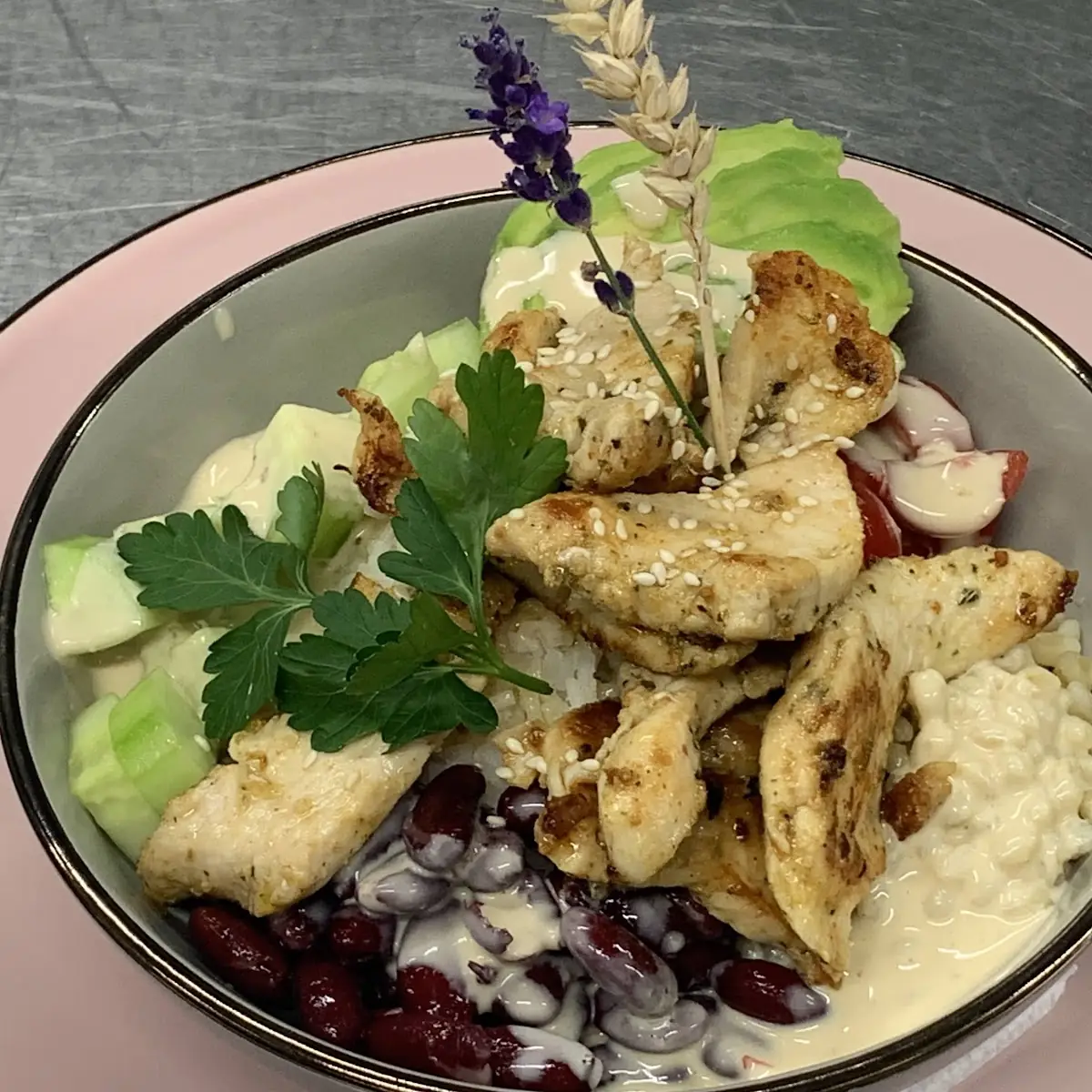 Chicken Buddha Bowl Mit Zartweizen