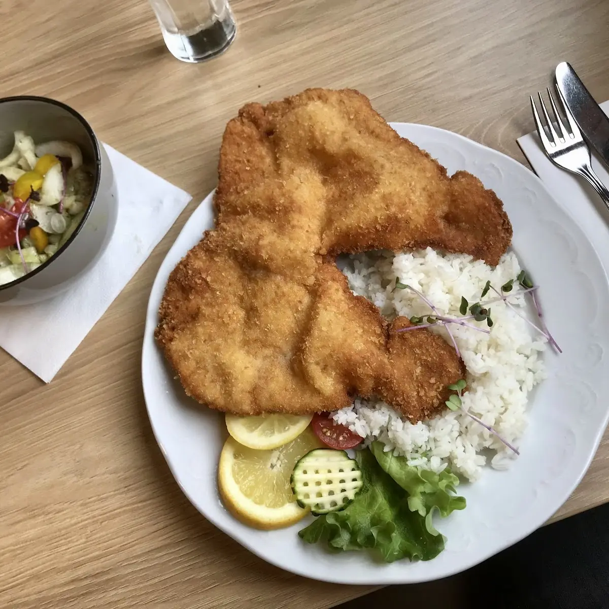 Schweinsschnitzel Mit Reis Und Salat