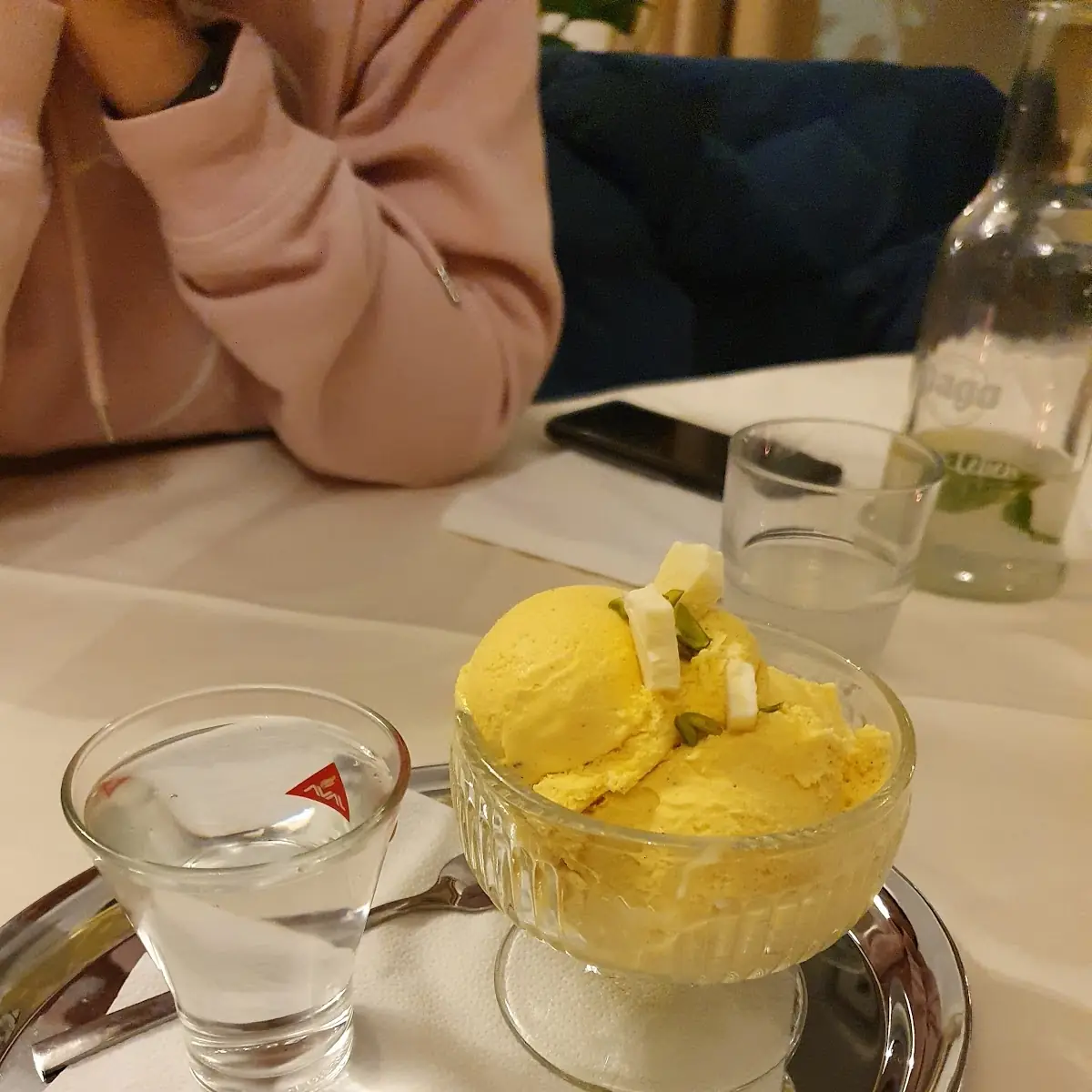 Persiche Safran-eis